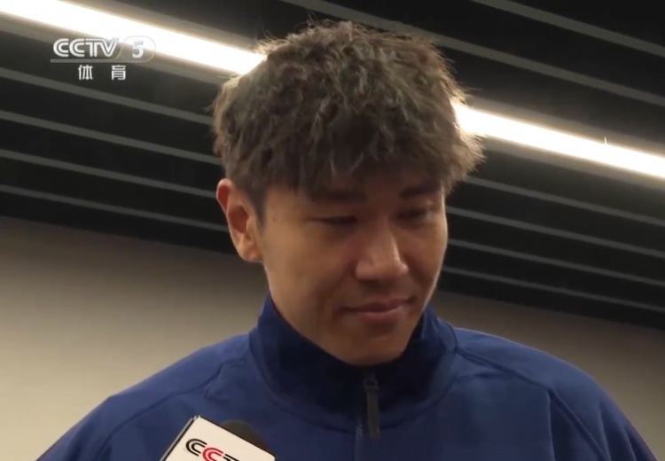 鐵漢柔情！三鎮(zhèn)球員劉奕鳴探望患病小球迷時哽咽
