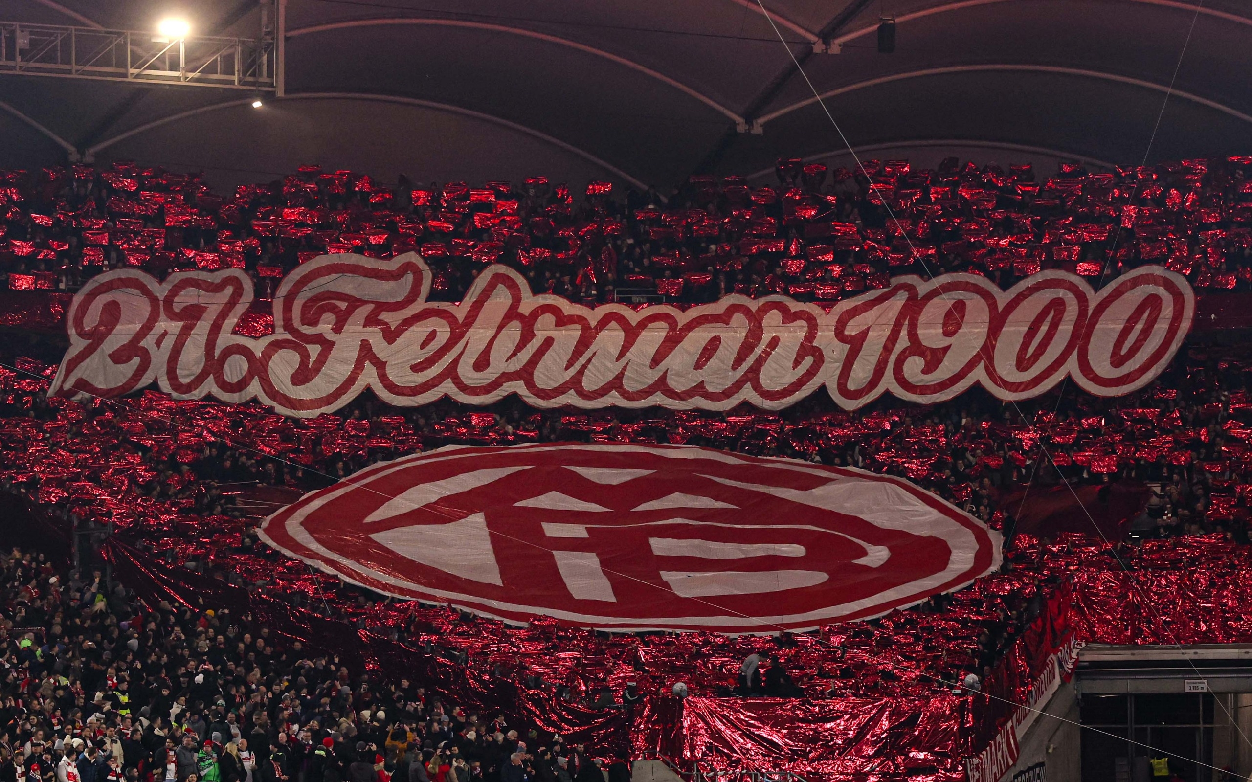 拜仁球迷在看臺展示TIFO，慶祝俱樂部成立125周年