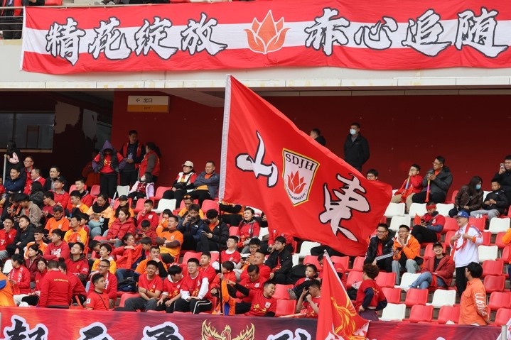 主場上萬名球迷的吶喊助威，給山東體彩女足征戰(zhàn)女超增添了能量與動力