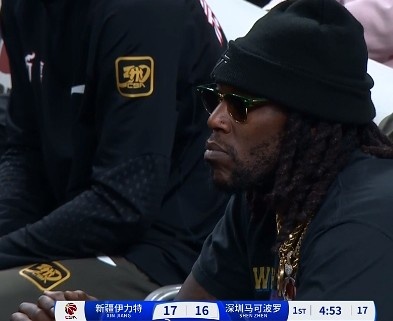 哦呦？你來了！新疆新外援哈雷爾場邊觀戰(zhàn)新疆主場vs深圳的比賽