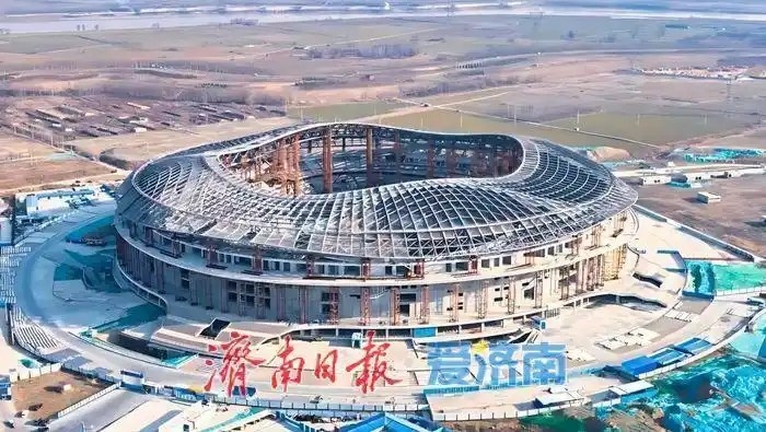 魯媒：戴上1.6萬(wàn)噸“鋼鐵巨冠”，黃河體育中心球場(chǎng)完成屋蓋施工