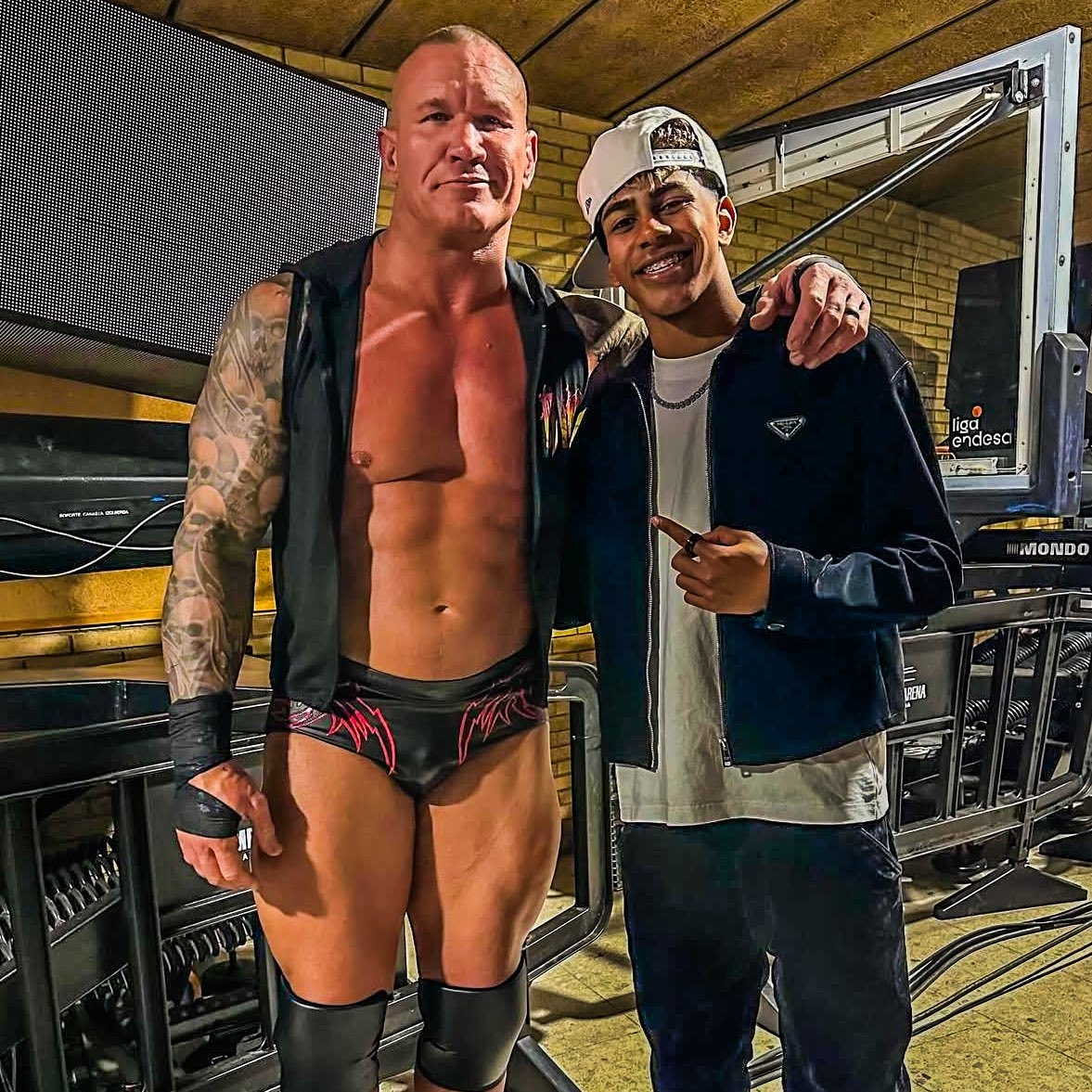 小心RKO！亞馬爾現(xiàn)場觀戰(zhàn)WWE，和奧爾頓、Triple H等合影