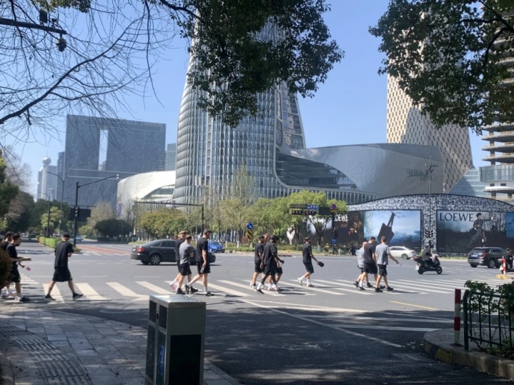 心態(tài)放松，有網(wǎng)友拍到澳大利亞隊(duì)早上在萬(wàn)象城citywalk