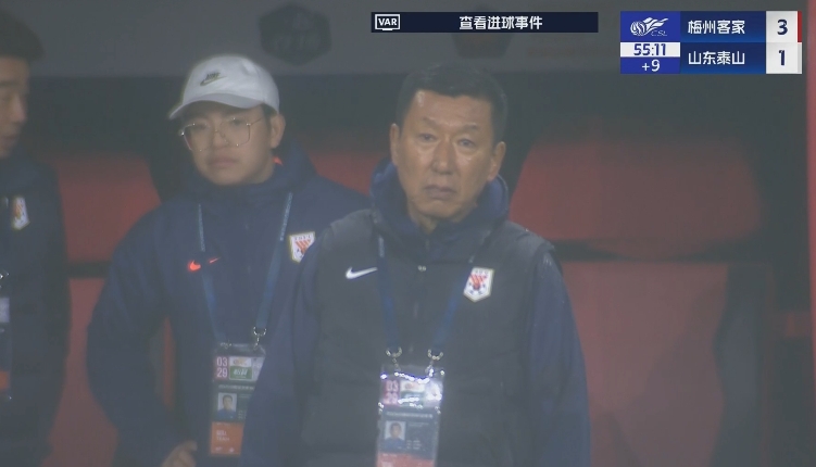 半場1-3落后遞補(bǔ)隊(duì)！場邊的崔康熙表情焦急