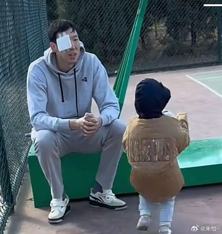 顧家好男人！記者曬出周琦手術后回歸家庭帶娃照片