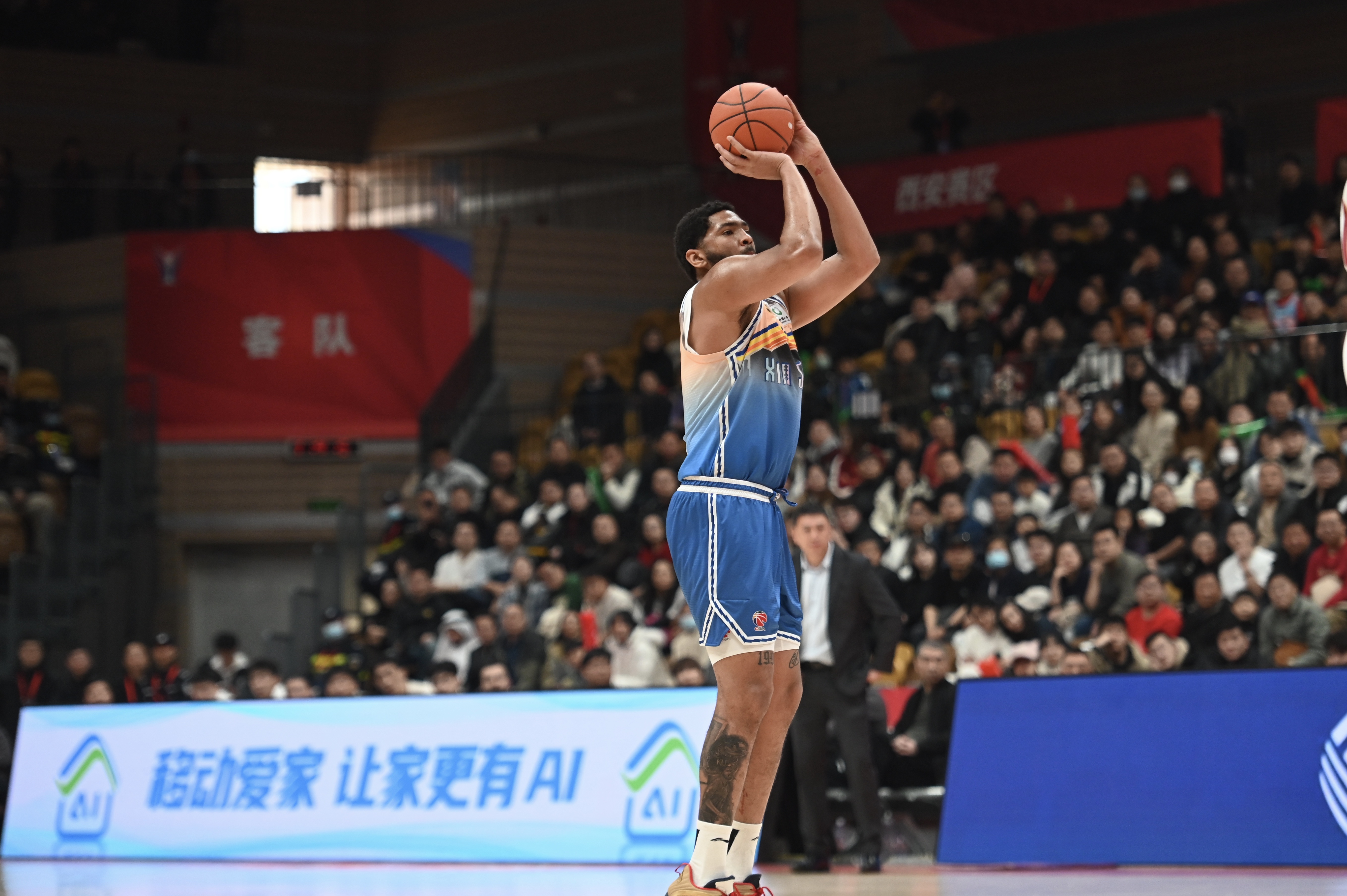 手感火熱！勞森半場(chǎng)7中6高效砍下17分5籃板 首節(jié)15分